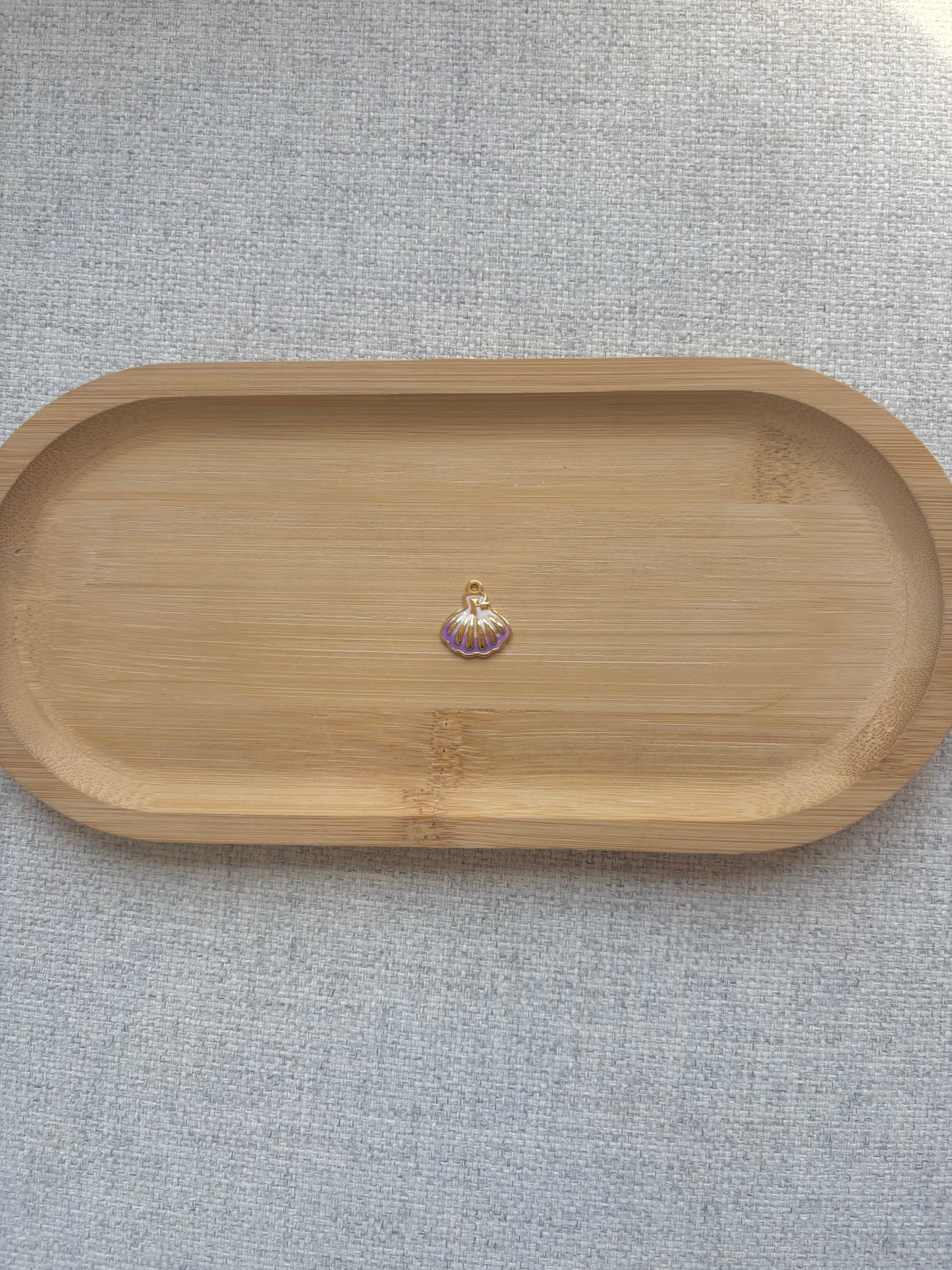 Breloque coquillage mauve