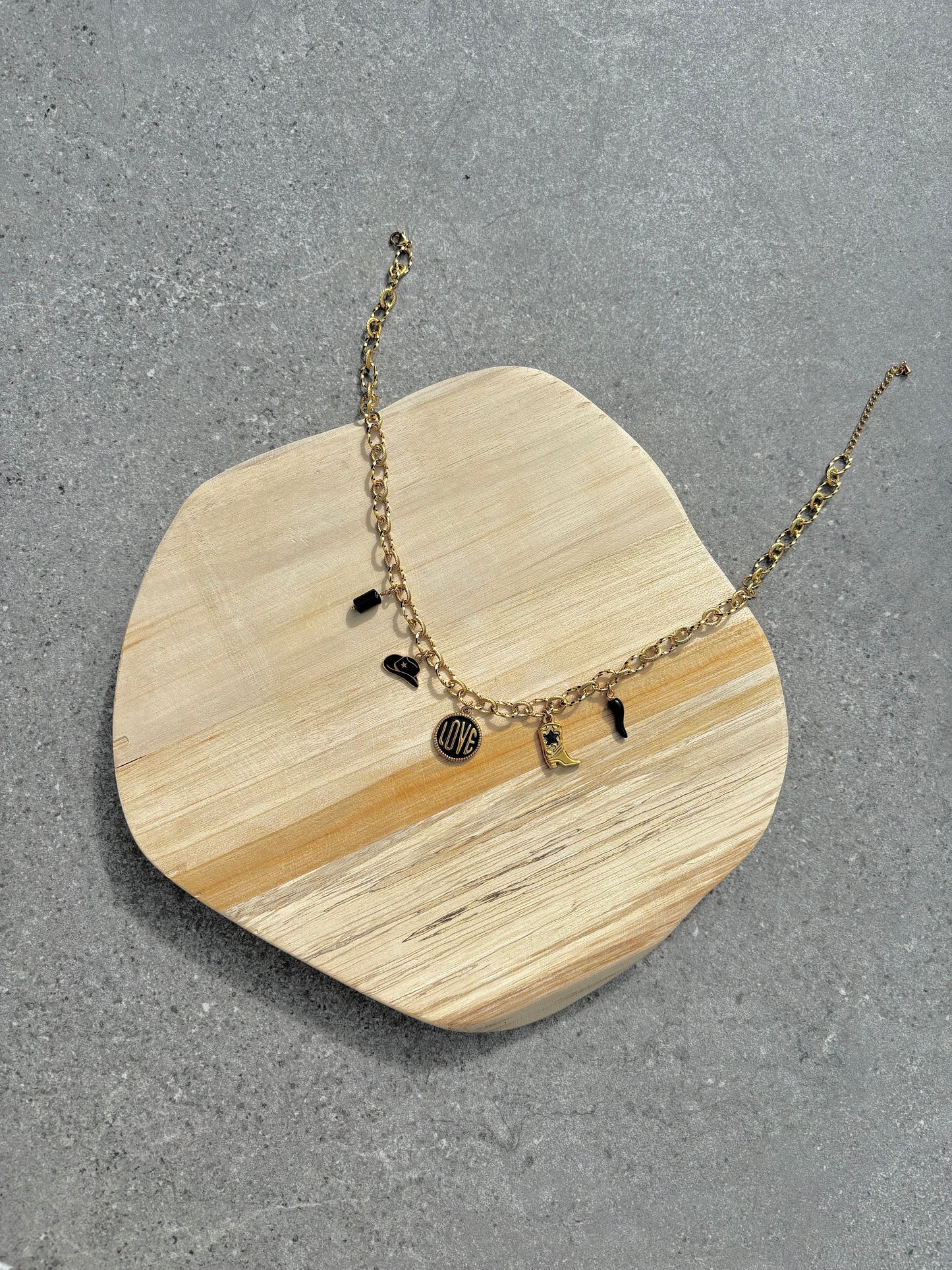 Collier Lea