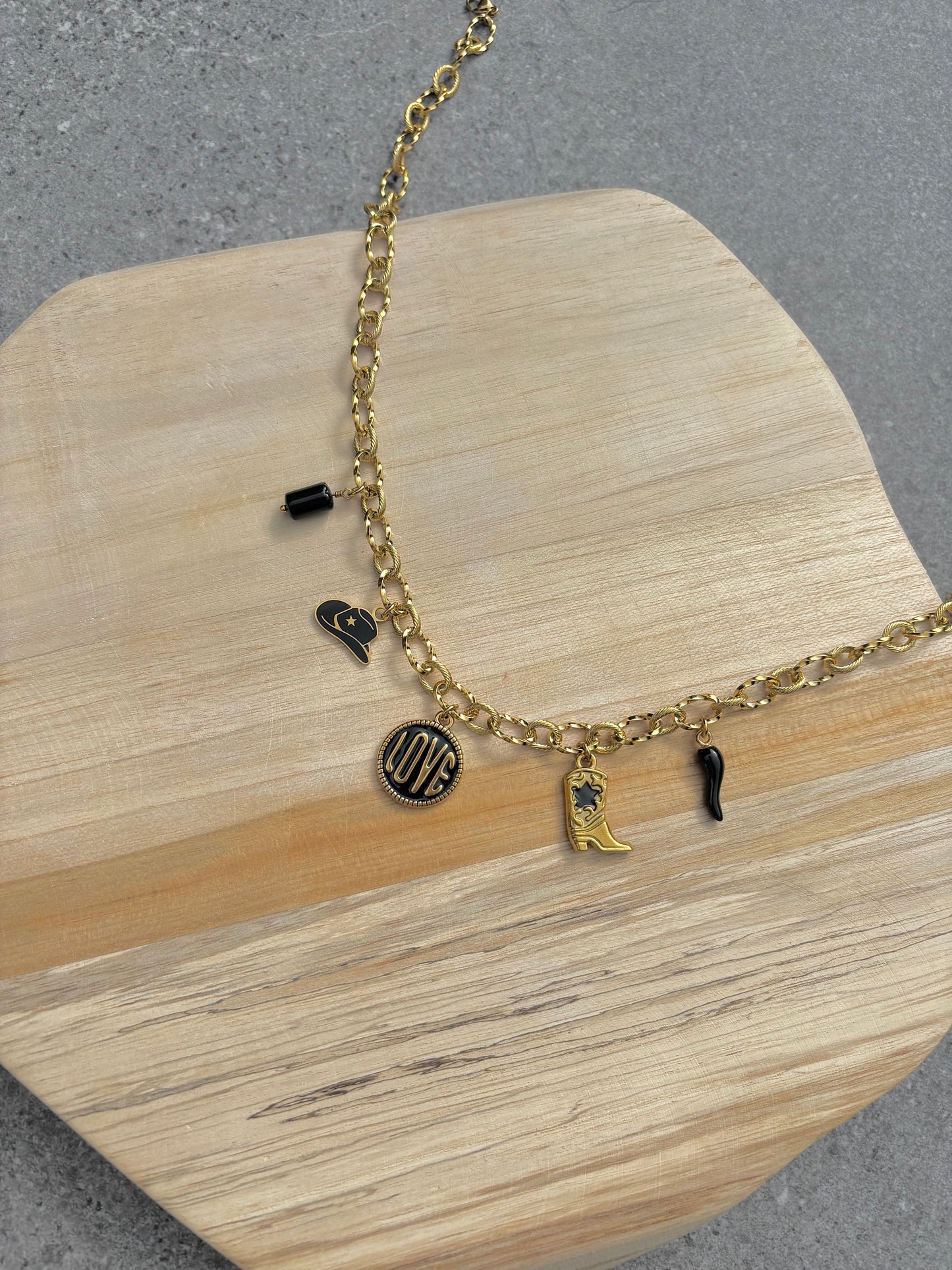 Collier Lea